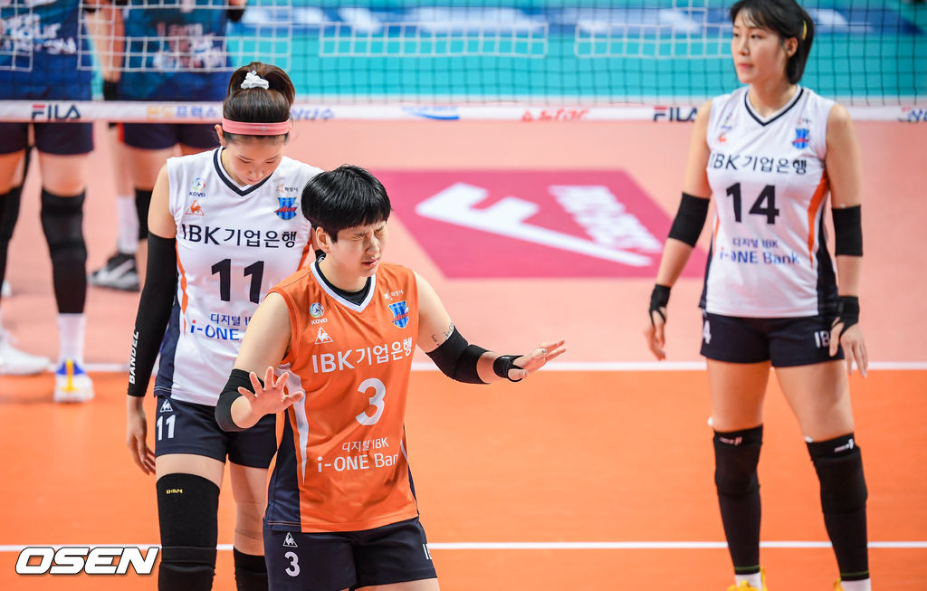 동료 몰래 고개 돌려 고통스러워하는 신연경