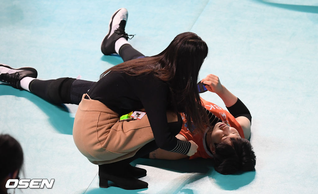 경기 끝난 이후 몸 상태 확인하는 신연경