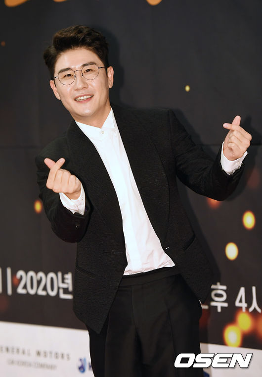 15일 오후 서울 여의도동 글래드호텔에서 ‘2020 MTN 방송광고 페스티벌’이 열렸다. 가수 영탁이 포토타임을 갖고 있다. youngrae@osen.co.kr