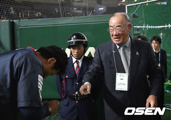 원로 야구인 장훈이 이나바 일본 감독을 찾아 인사를 나누고 있다. / spjj@osen.co.kr
