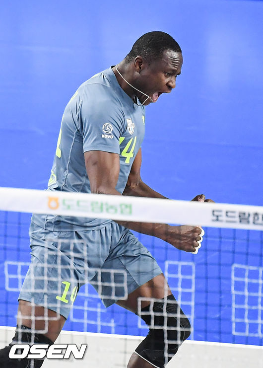 1세트 현대캐피탈 다우디가 서브에이스 성공뒤 기뻐하고 있다. /  soul1014@osen.co.co.kr