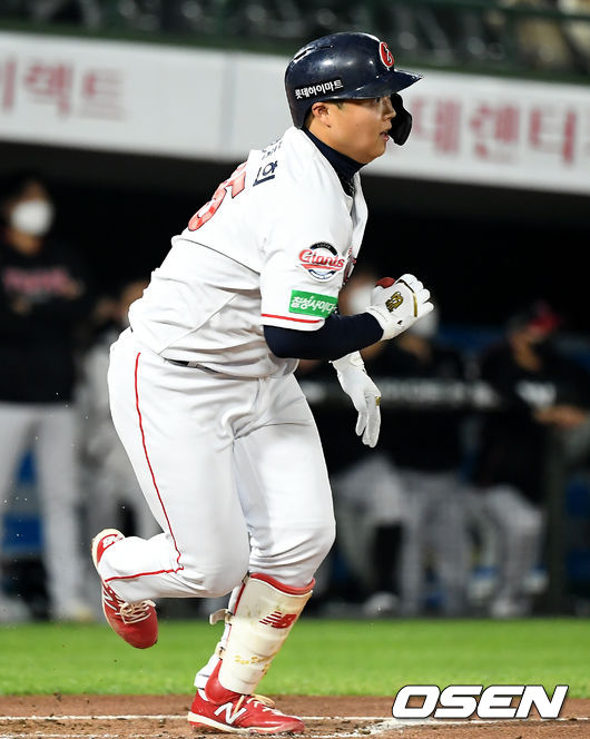 13일 오후 부산 사직야구장에서 ‘2020 신한은행 SOL KBO리그’ 롯데 자이언츠와 LG 트윈스의 경기가 열렸다.1회말 2사 만루 롯데 한동희가 2타점 적시타를 날리고 있다./ksl0919@osen.co.kr