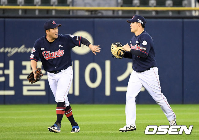 8일 오후 서울 잠실야구장에서 ‘2020 신한은행 SOL KBO 리그’ 두산베어스와 롯데 자이언츠의 경기가 열렸다.4회말 2사에서 롯데 민병헌이 두산 오재일의 잘맞은 타구를 담장에서 잡아내고 더그아웃으로 가며 전준우와 하이파이브를 하고 있다. /sunday@osen.co.kr