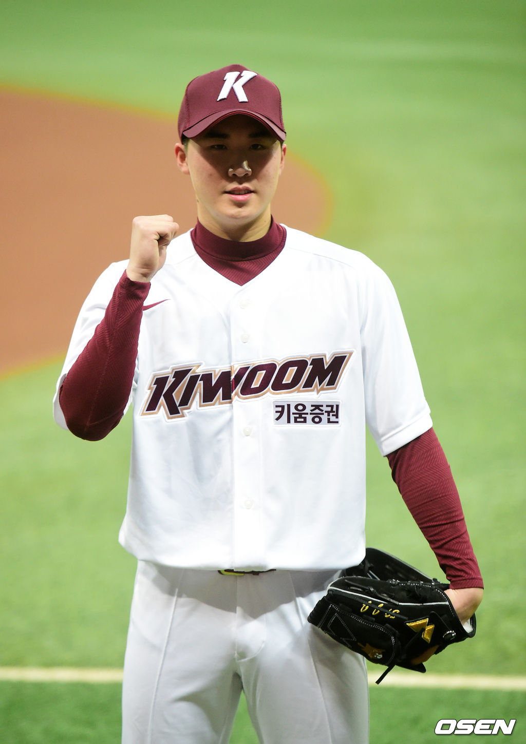 키움 장재영이 훈련을 마치고 포토타임을 하고 있다. /jpenws@osen.co.kr