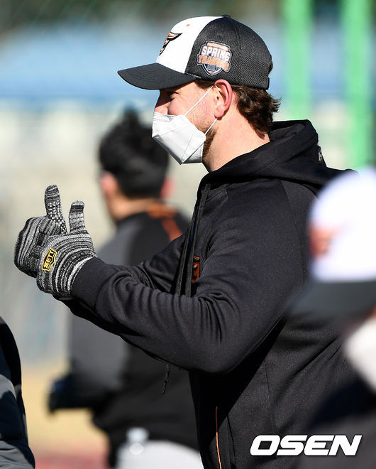 한화 새 외국인투수 킹험이 훈련을 마치고 이동하며 엄지를 치켜세우고 있다. / dreamer@osen.co.kr
