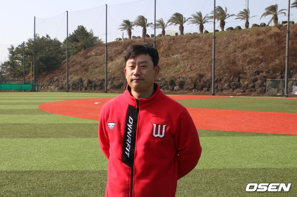 베테랑 투수 김상수가 취재진과 인터뷰하고 있다.