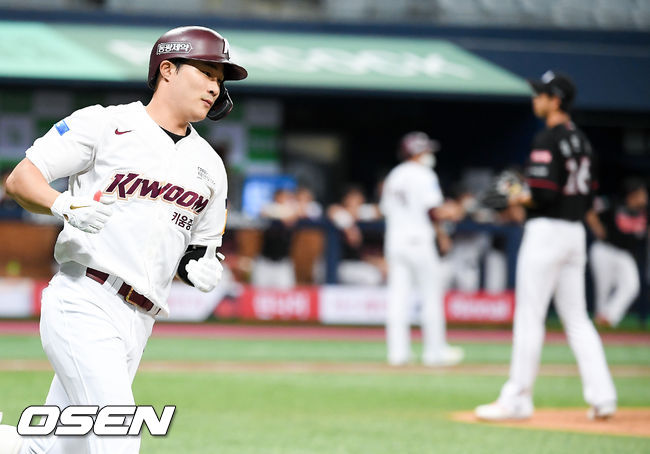 3회말 무사 1,2루 키움 김하성이 선취 3점 홈런을 날리고 베이스를 돌고 있다./ soul1014@osen.co.kr