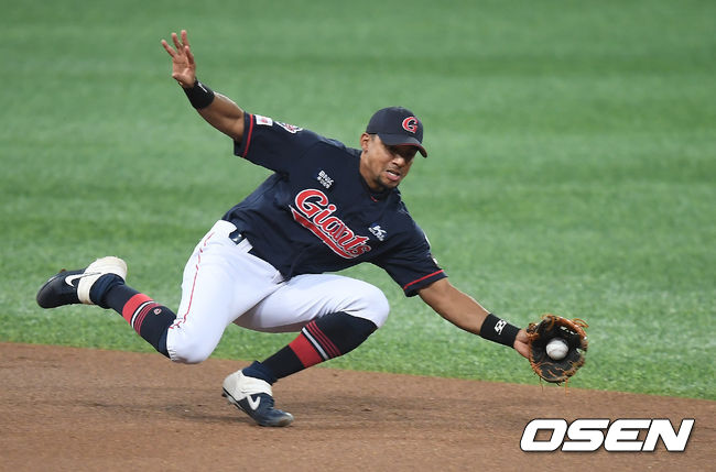 18일 오후 서울 고척스카이돔에서 '2020 신한은행 SOL KBO리그' 키움 히어로즈와 롯데 자이언츠의 경기가 열렸다.3회말 2사 롯데 마차도가 키움 김혜성의 타구를 잡아내고 있다. /youngrae@osen.co.kr 