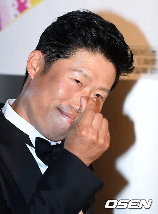 배우 유해진이 3일 오후 서울 강남구 삼성동 코엑스에서 진행된 '제53회 백상예술대상 시상식' 레드카펫에 참석해 포즈를 취하고 있다. /jpnews@osen.co.kr