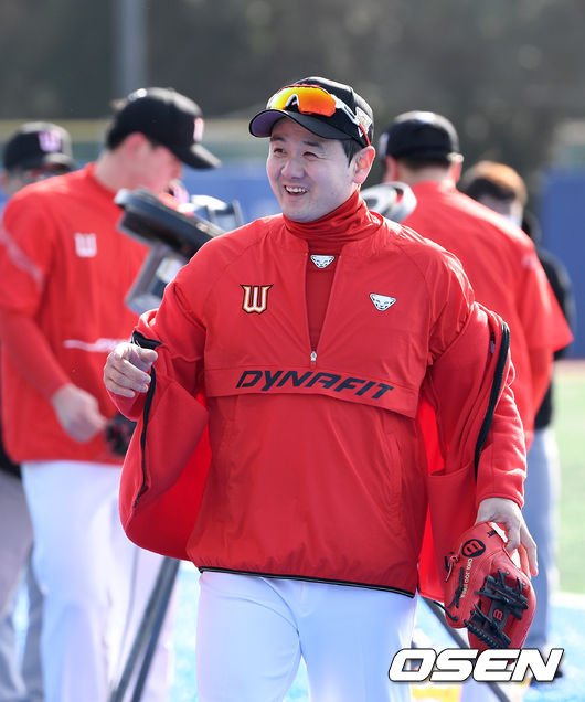 SK 와이번스가 2일 제주도 서귀포시 강창학야구장에서 스프링캠프를 열고 훈련을 진행했다.SK 와이번스 최주환이 훈련을 준비하며 미소를 짓고 있다. /sunday@osen.co.kr