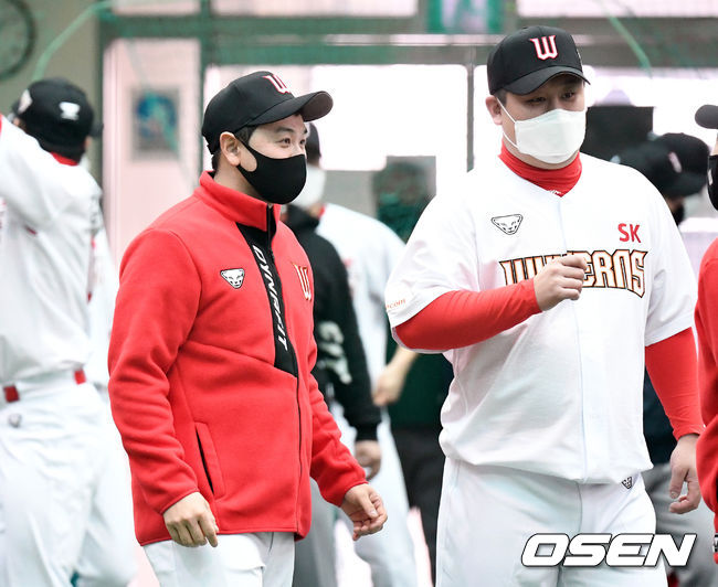 SK 와이번스가 1일 오후 제주도 서귀포시 강창학야구장에서 스프링캠프를 열고 훈련을 진행했다.SK 와이번스 최주환이 훈련을 준비하고 있다. /sunday@osen.co.kr