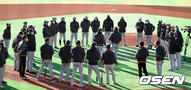 한화 수베로 감독과 선수들이 미팅을 갖고 있다. / dreamer@osen.co.kr
