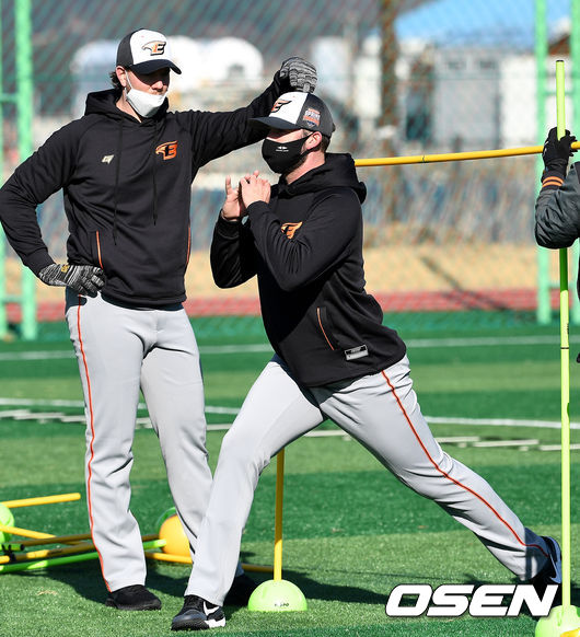 한화 새 외국인투수 킹험과 카펜터(오른쪽)가 유연성 훈련을 하고 있다. / dreamer@osen.co.kr