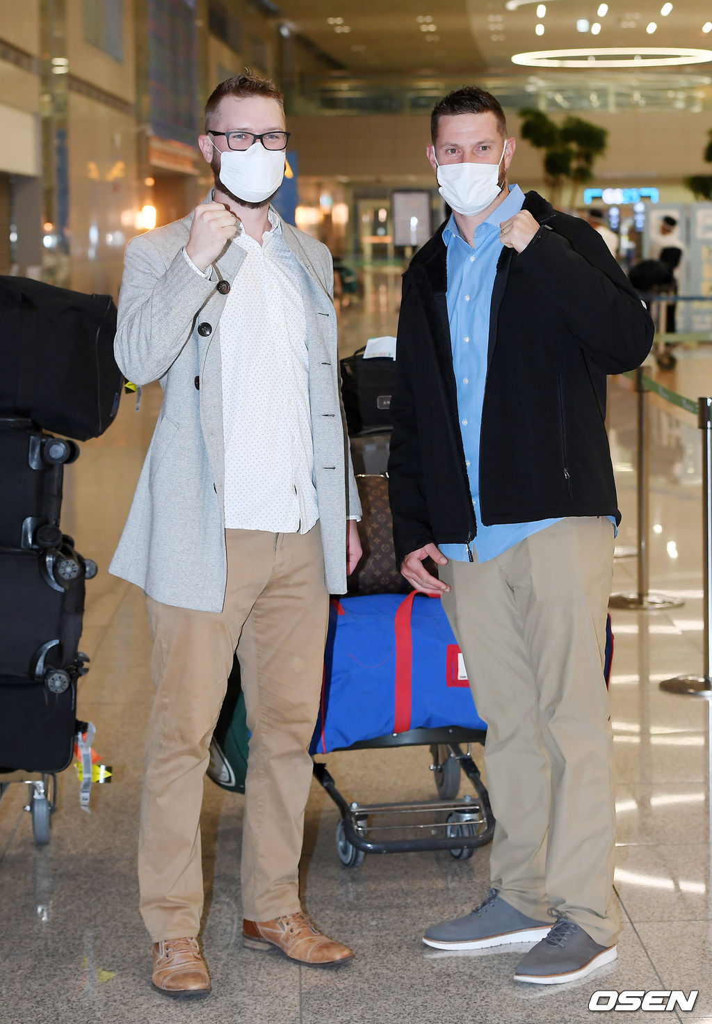 키움 히어로즈 외국인 투수 에릭 요키시(왼쪽)와 새 외국인 투수 조쉬 스미스(오른쪽)가 입국장에서 포즈를 취하고 있다./ rumi@osen.co.kr