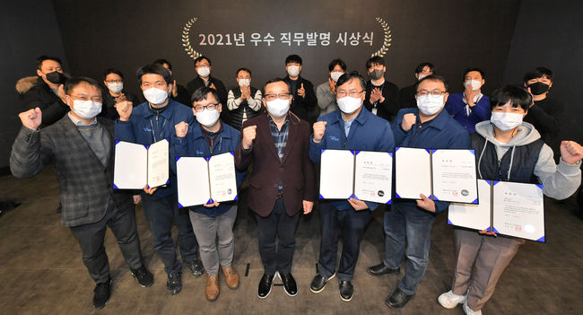 현대모비스가 용인 기술연구소 내 디지털스튜디오에서 우수 발명을 제안한 직원을 포상하고 있다. 앞줄 가운데가 현대모비스 조성환 사장. 