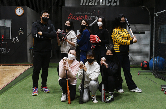 성수동 플레이어팩토리에서 진행된 SBO 여자연예인야구단 훈련 현장. 사진 왼쪽부터 시계 방향으로 이경필 코치, 류정원, 김민지, 김로사, 장유리, 리미혜, 우현정, 한기옥. /SBO 제공.
