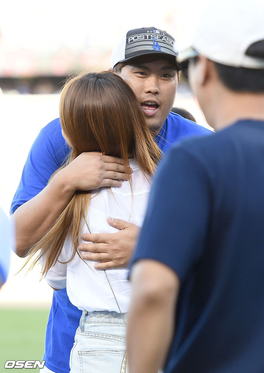 다저스 류현진이 아내 배지현 아나운서와 포옹으로 우승을 기뻐하고 있다. /dreamer@osen.co.kr