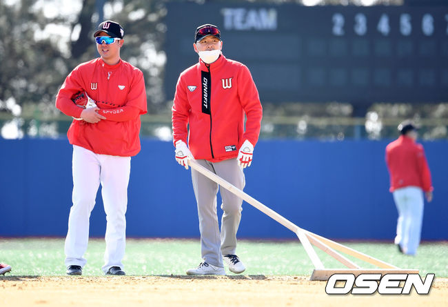 SK 와이번스 김원형 감독이 그라운드를 직접 정리하고 있다. /sunday@osen.co.kr