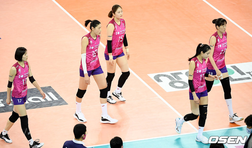 1세트를 내준 흥국생명 선수들이 코트를 이동하고 있다. /youngrae@osen.co.kr 