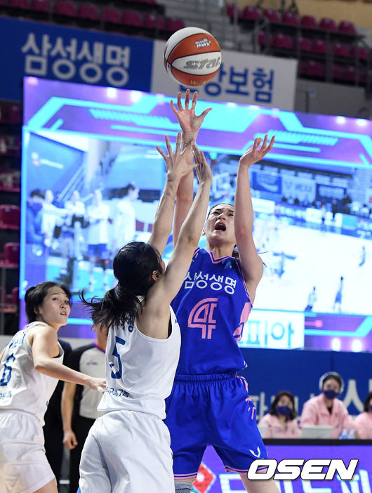 3쿼터 삼성생명 윤예빈이 우리은행 박다정의 수비를 피해 슛을 시도하고 있다. /jpenws@osen.co.kr