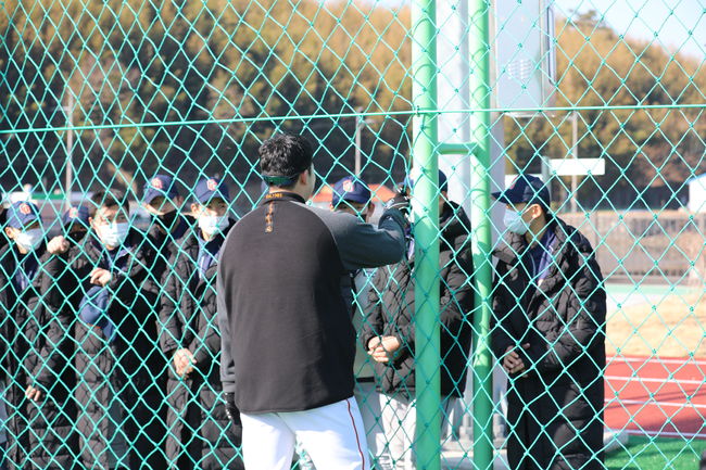 [사진] 한화 투수 김민우가 외포중 선수들과 이야기를 하고 있다. /한화 이글스 제공