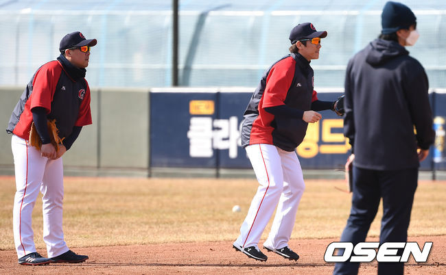 롯데 안치홍(왼쪽)과 오윤석이 수비 훈련을 하고 있다. / dreamer@osen.co.kr