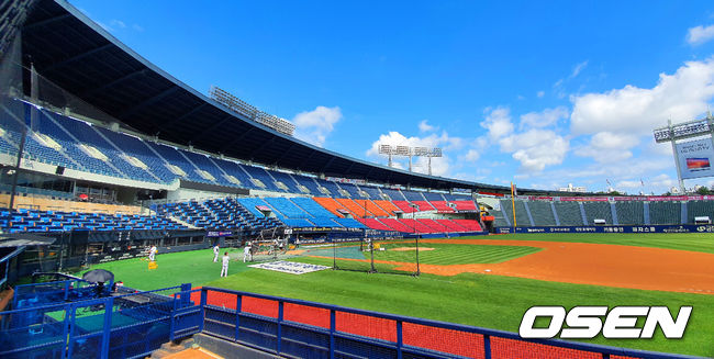 KBO(총재 정지택)는 8일 오전 10시 KBO 컨퍼런스룸에서 2021년도 제3차 이사회를 개최하고, 리그규정 개정안 및 2021년 KBO 예산안에 대해 심의했다. 사진은 잠실야구장. 