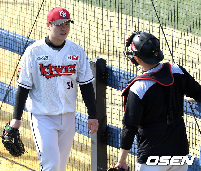 KT 심재민이 불펜 피칭을 마치고 포수 장성우와 대화를 나누고 있다. / dreamer@osen.co.kr