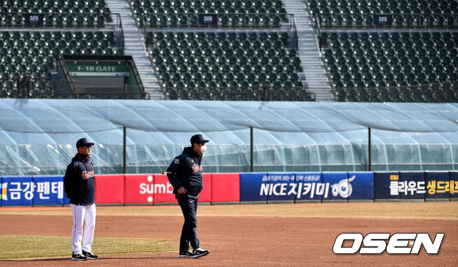 롯데 허문회 감독(오른쪽)과 박종호 수석코치가 선수들의 훈련을 바라보고 있다. / dreamer@osen.co.kr