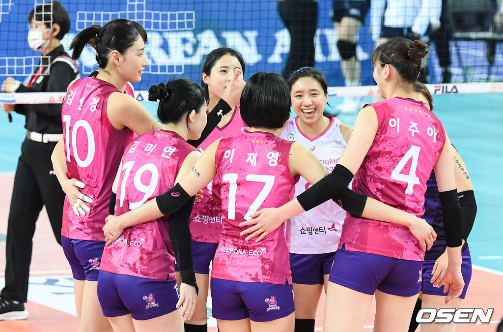 경기종료 후 흥국생명 선수들이 승리의 기쁨을 나누고 있다. /  soul1014@osen.co.kr