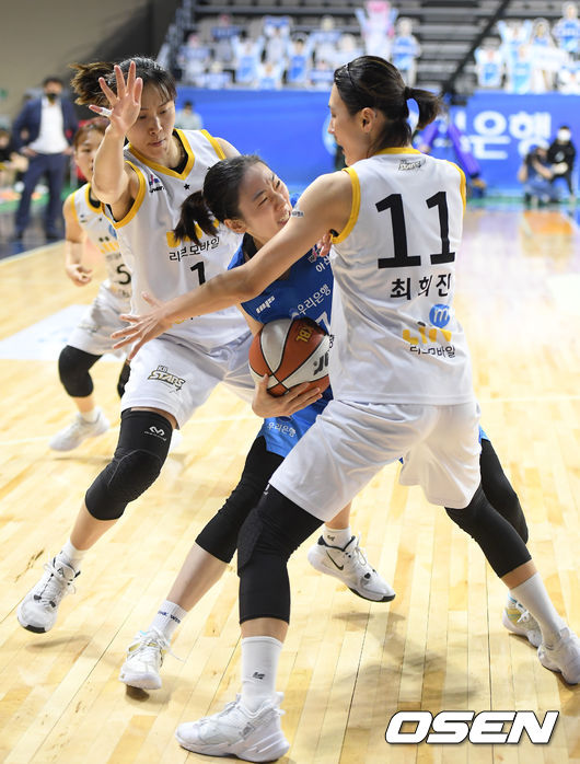 3쿼터 우리은행 박혜진이 KB스타즈의 수비에 고전하고 있다. /cej@osen.co.kr