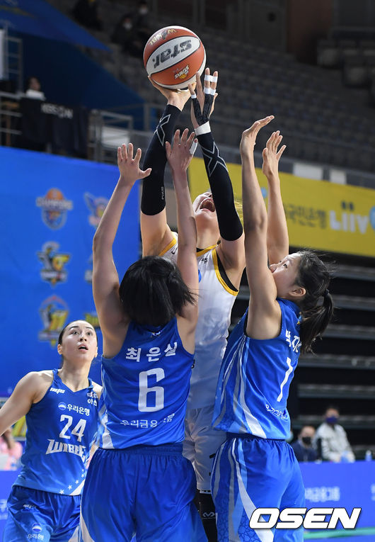 2쿼터 KB스타즈 박지수가 우리은행 더블팀 수비에 고전하고 있다. /cej@osen.co.kr
