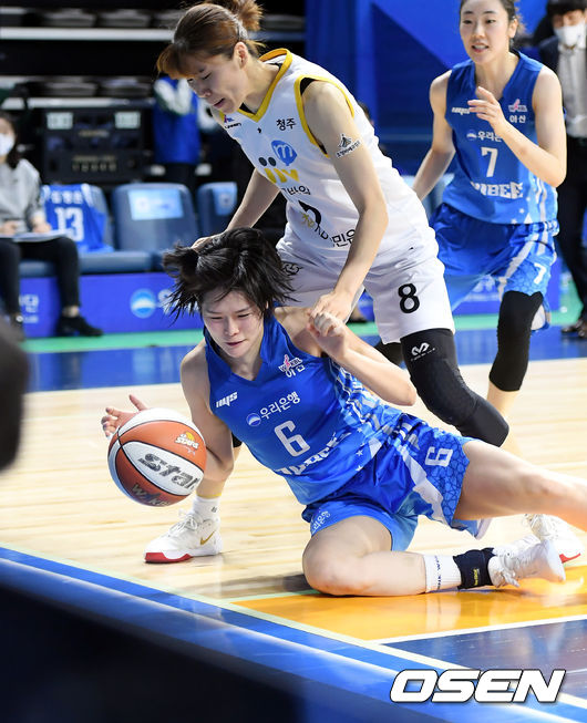 2쿼터 우리은행 최은실이 터치아웃을 피하기 위해 넘어지면서 손을 뒤로 빼고 있다. /cej@osen.co.kr