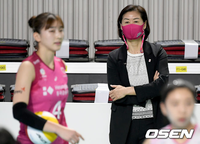 11일 오후 경북 김천시 김천실내체육관에서 ‘도드람 2020-2021 V리그’ 여자부 흥국생명과 도로공사의 경기가 열렸다.흥국생명 박미희 감독이 훈련을 지켜보고 있다./ksl0919@osen.co.kr