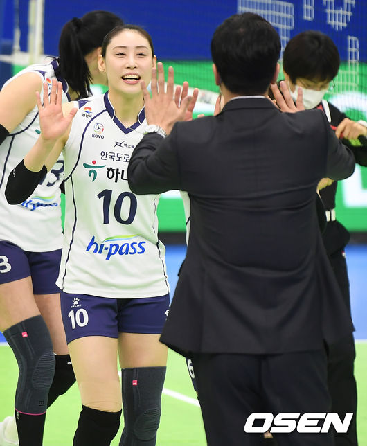 16일 오후 수원실내체육관에서 ‘도드람 2020-2021 V-리그’ 현대건설과 도로공사의 경기가 열렸다. 이날 경기는 도로공사가 현대건설을 상대로 세트스코어 3-1(25-16, 21-25, 25-16, 25-18)로 승리했다.경기 종료 후 도로공사 배유나가 김종민 감독과 기쁨을 나누고 있다./ksl0919@osen.co.kr