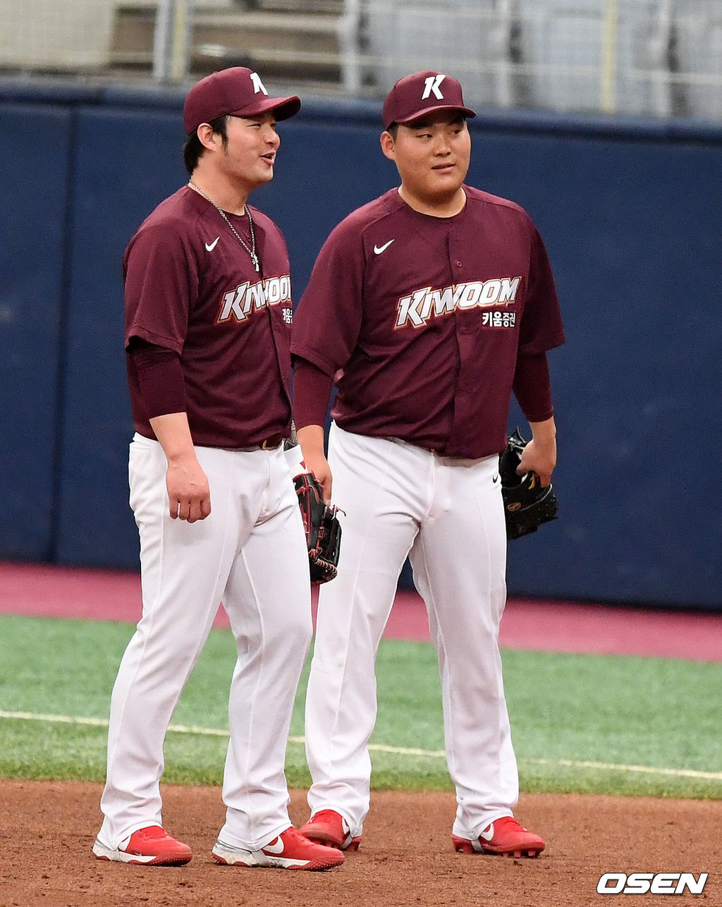 키움 박병호, 이명기가 수비 훈련을 하고 있다.  /jpenws@osen.co.kr