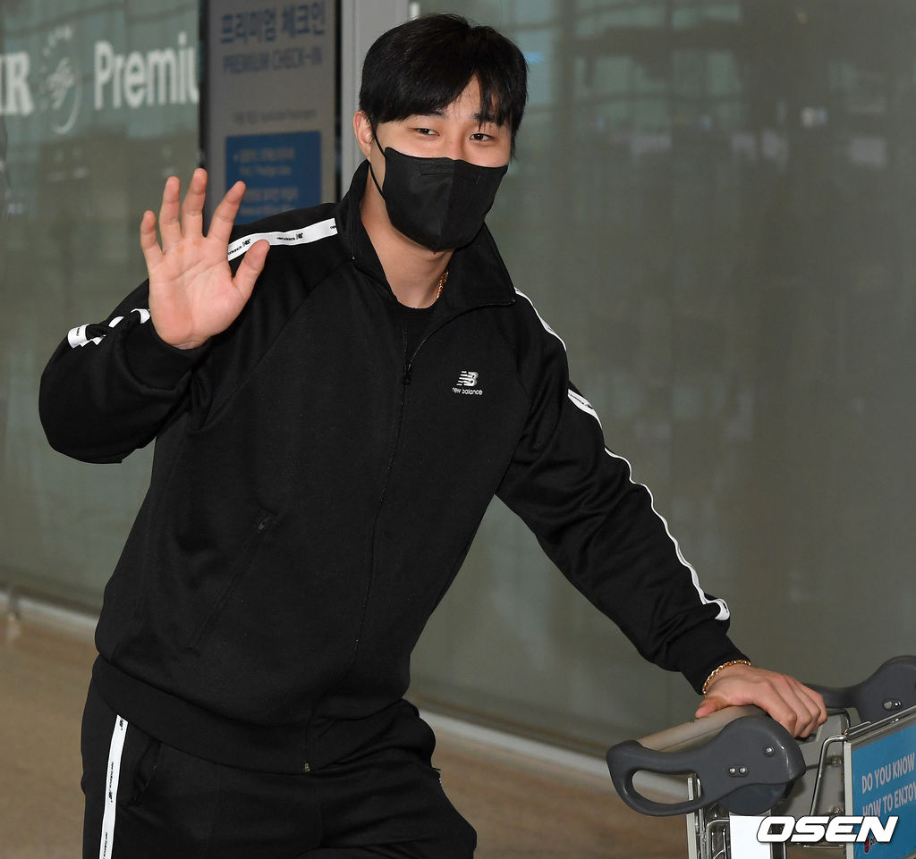 김하성이 출국하며 취재진과 팬들을 향해 인사하고 있다. / dreamer@osen.co.kr