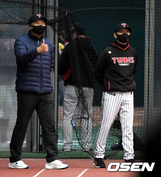 LG 챔피언스파크에서 진행되고 있는 LG 스프링캠프를 방문한 선동렬 전 감독(왼쪽)이 투수를 향해 엄지손가락을 치켜올리고 있다.  /dreamer@osen.co.kr