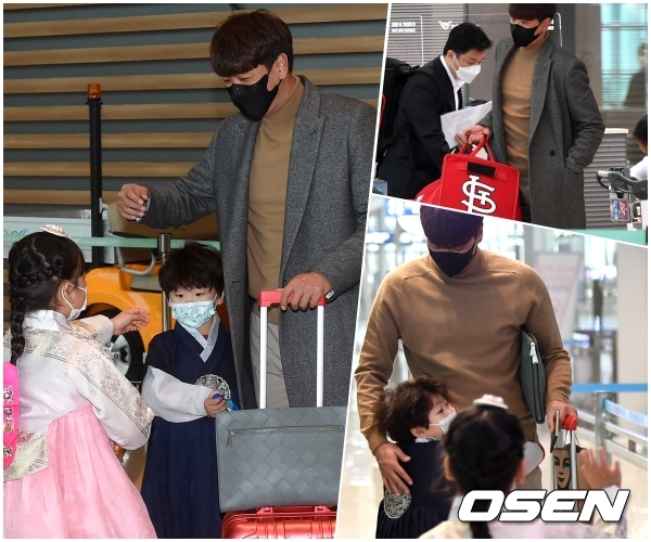 세인트루이스 카디널스 김광현(33)이 메이저리그 두 번째 시즌을 준비하는 스프링캠프 참가를 위해 12일 오전 인천공항을 통해 미국으로 출국했다.김광현이 출국장을 나서며 자녀들의 배웅을 받고 있다. / dreamer@osen.co.kr