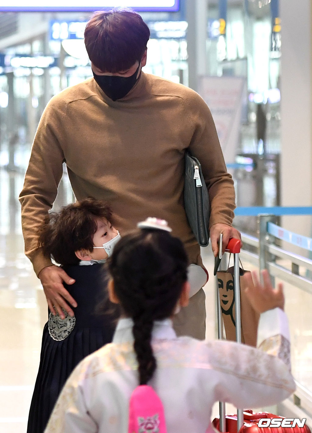 김광현이 출국게이트 앞에서 자녀들과 인사를 나누고 있다. / dreamer@osen.co.kr