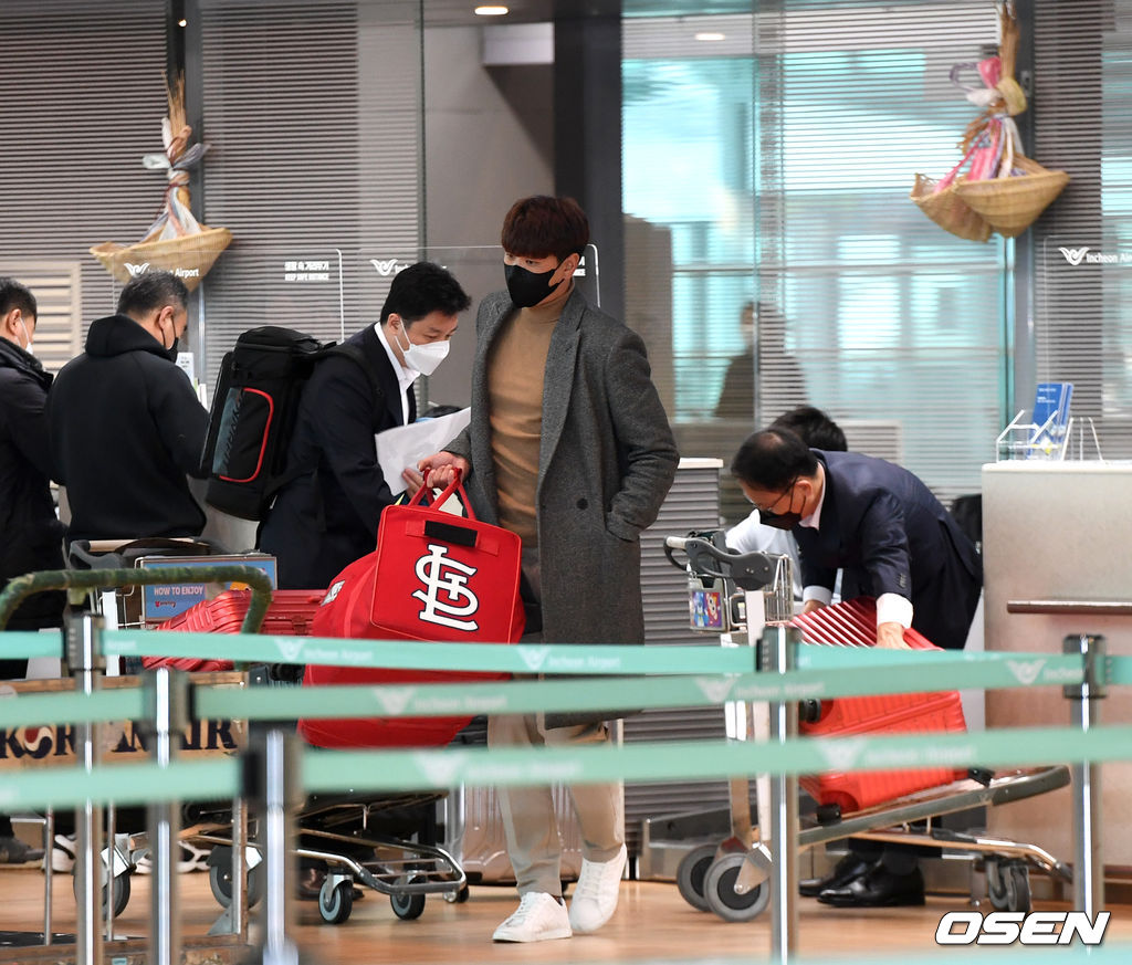 김광현이 출국 수속을 준비하며 짐을 옮기고 있다. / dreamer@osen.co.kr