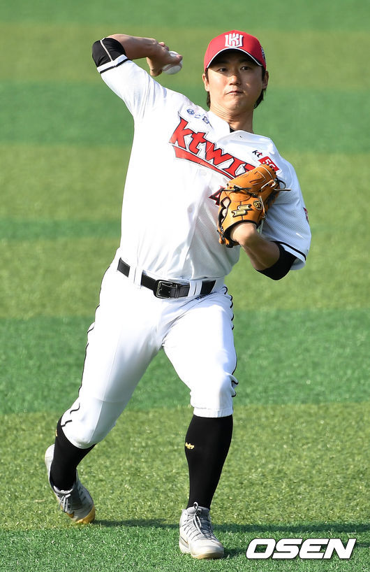 KT 안영명이 캐치볼로 몸을 풀고 있다. / dreamer@osen.co.kr