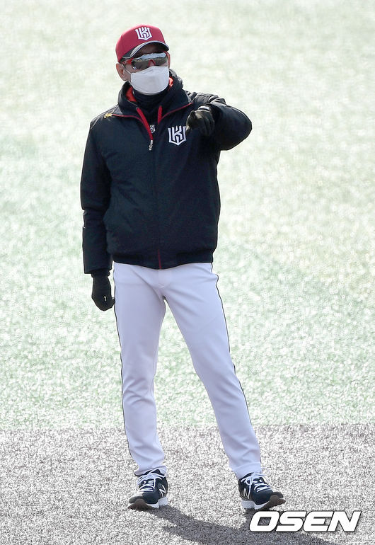KT 이강철 감독이 선수들의 훈련을 바라보고 있다. / dreamer@osen.co.kr