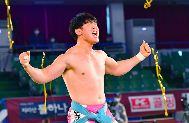 오창록은 13일 ‘위더스제약 2021 설날 장사씨름대회’ 한라장사(105kg 이하) 결정전(5전3선승제)에서 우형원(용인백옥쌀)을 3-1로 제압했다.  ⓒ 대한씨름협회