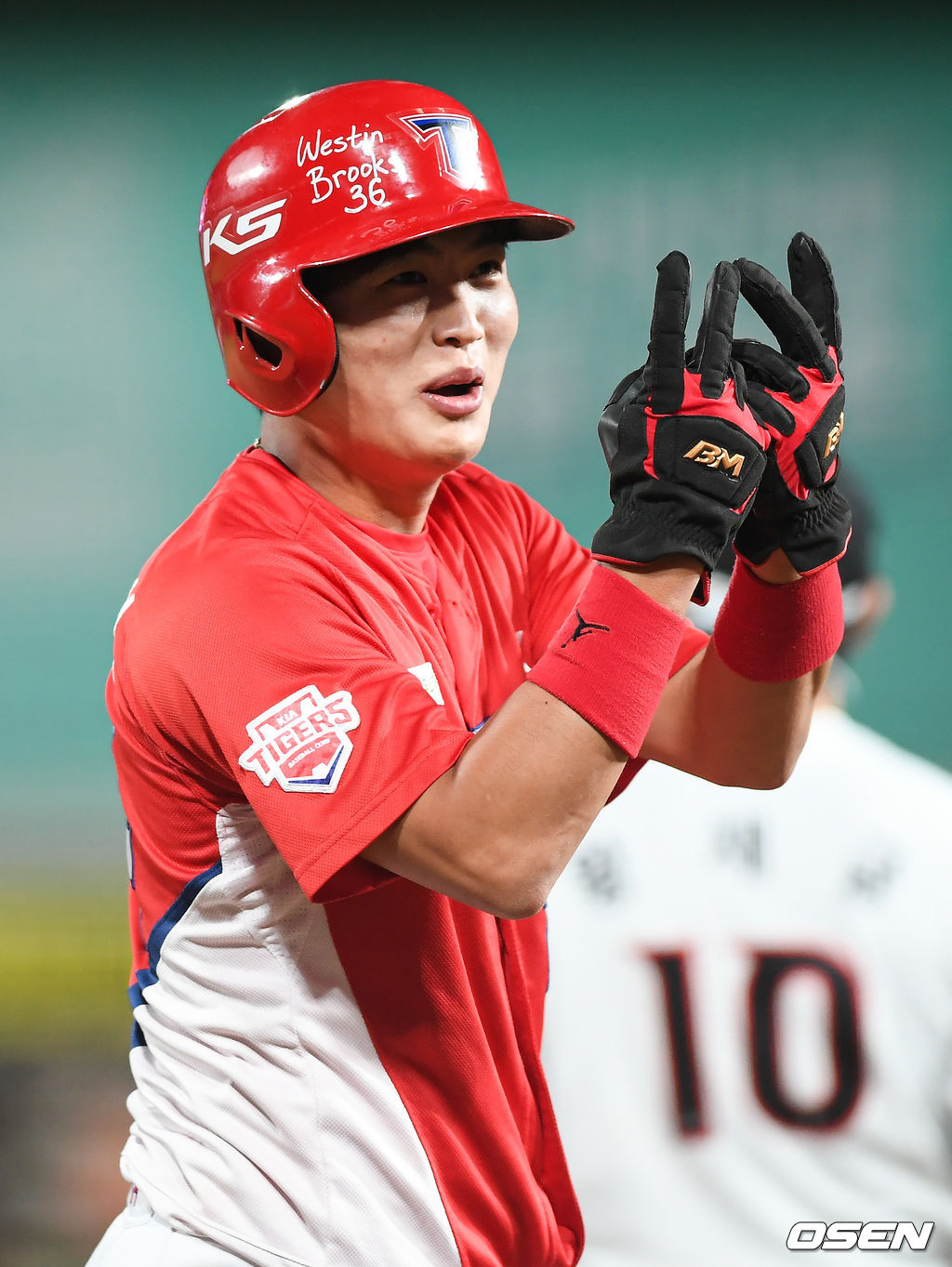 웨스틴 위한 W세레모니 하는 김민식. / soul1014@osen.co.kr