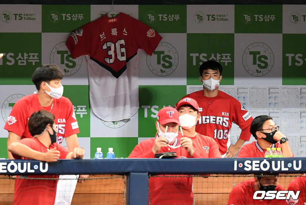 KIA 더그아웃에 가족의 사고로 출국을 한 브룩스의 유니폼이 걸려있다./sunday@osen.co.kr