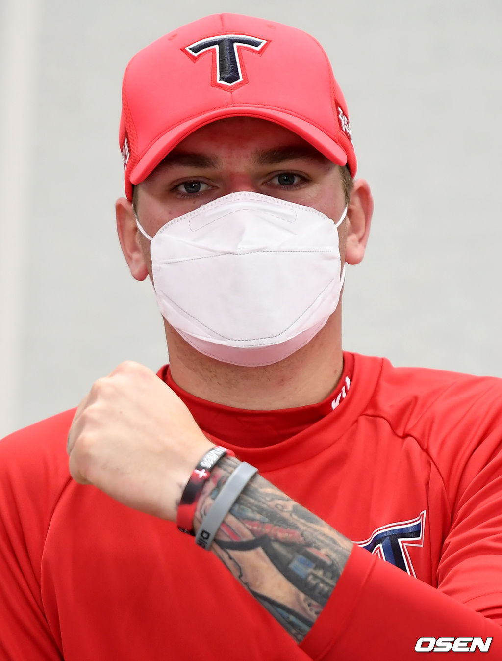 직접 제작한 팔찌보여주는 브룩스./ksl0919@osen.co.kr