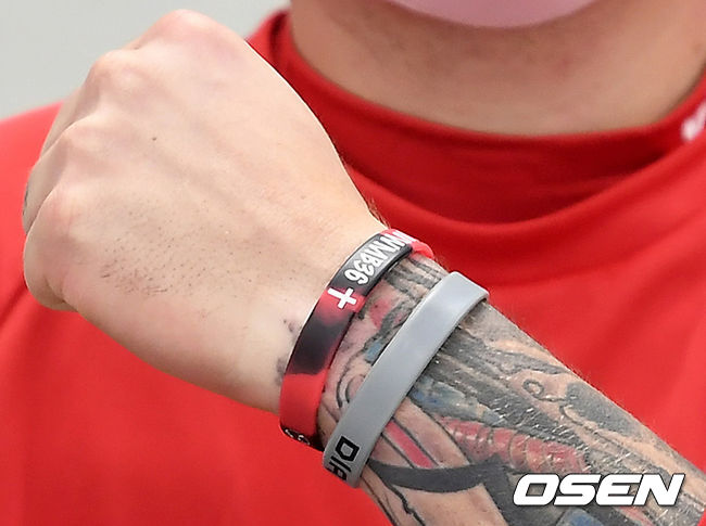 8일 오후 KIA타이거즈가 광주 KIA챔피언스필드에서 2021 스프링캠프 훈련을 가졌다. 브룩스는 선수단과 팬들을 위해 직접 팔찌를 제작했다. 한쪽 면에는 아내 위트니, 아들 웨스턴, 딸 먼로의 이니셜과 자신의 등번호를 새긴 '#WWMB36'이 새겼다. 다른 면에는 'KIA FIGHTING'이라는 문구를 새겨넣었다.KIA 브룩스가 직접 제작한 팔찌를 취재진을 향해 보여주고 있다./ksl0919@osen.co.kr