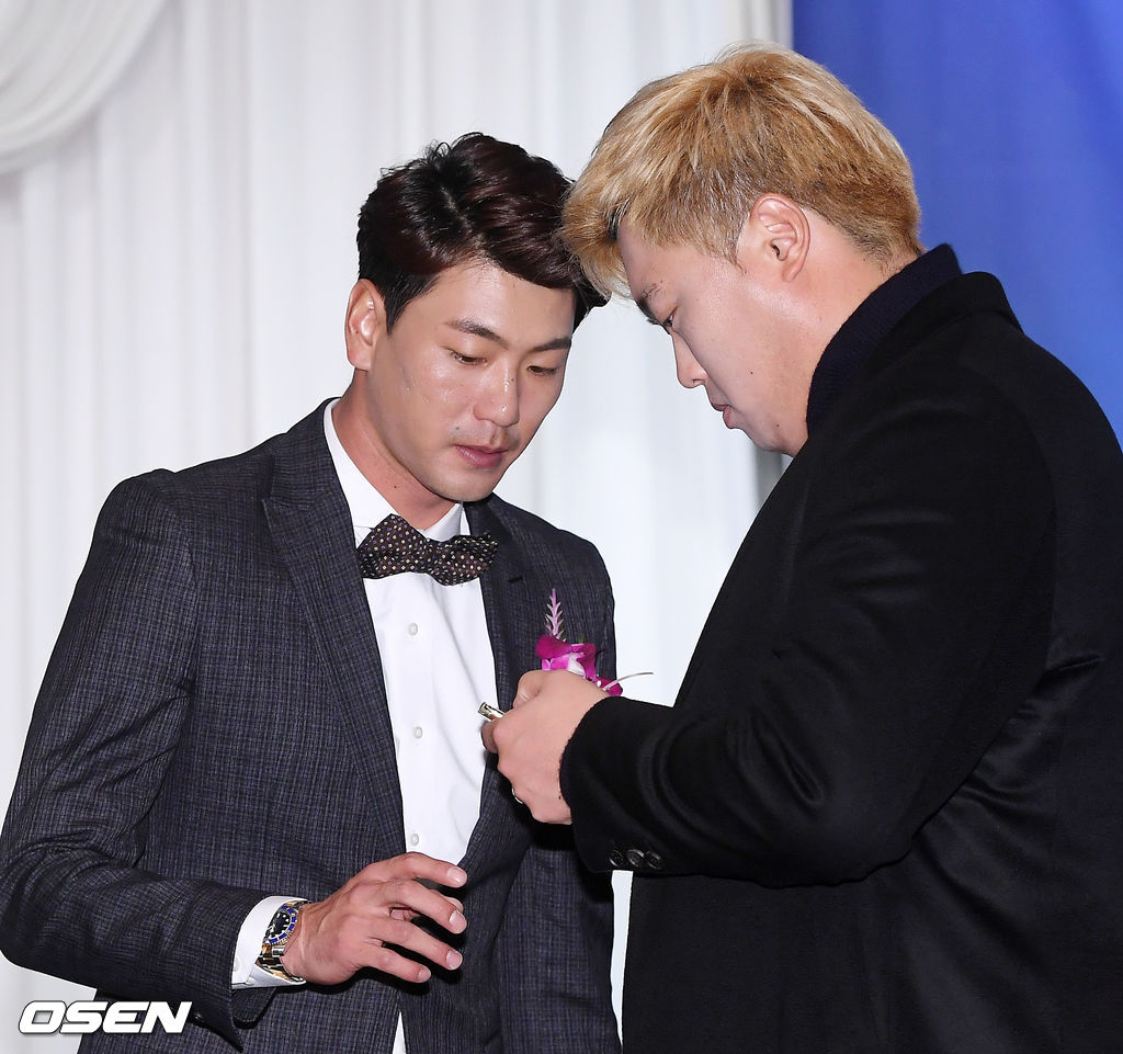 시상식을 마치고 SK 김광현이 LA 다저스 류현진이 핸드폰을 보며 얘기를 나누고 있다./ rumi@osen.co.kr