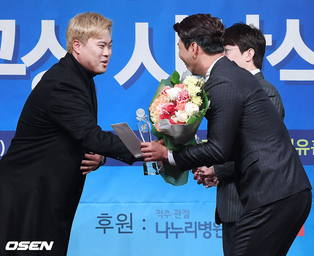 시상자로 나선 LA 다저스 류현진이 일구대상을 수상한 SK 김광현과 KIA 양현종에게 꽃다발을 전달하고 있다. / rumi@osen.co.kr